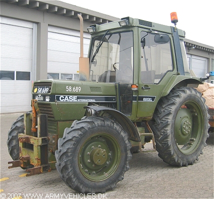 Case IH 685XL, 4 x 4, D (Front view, left side)